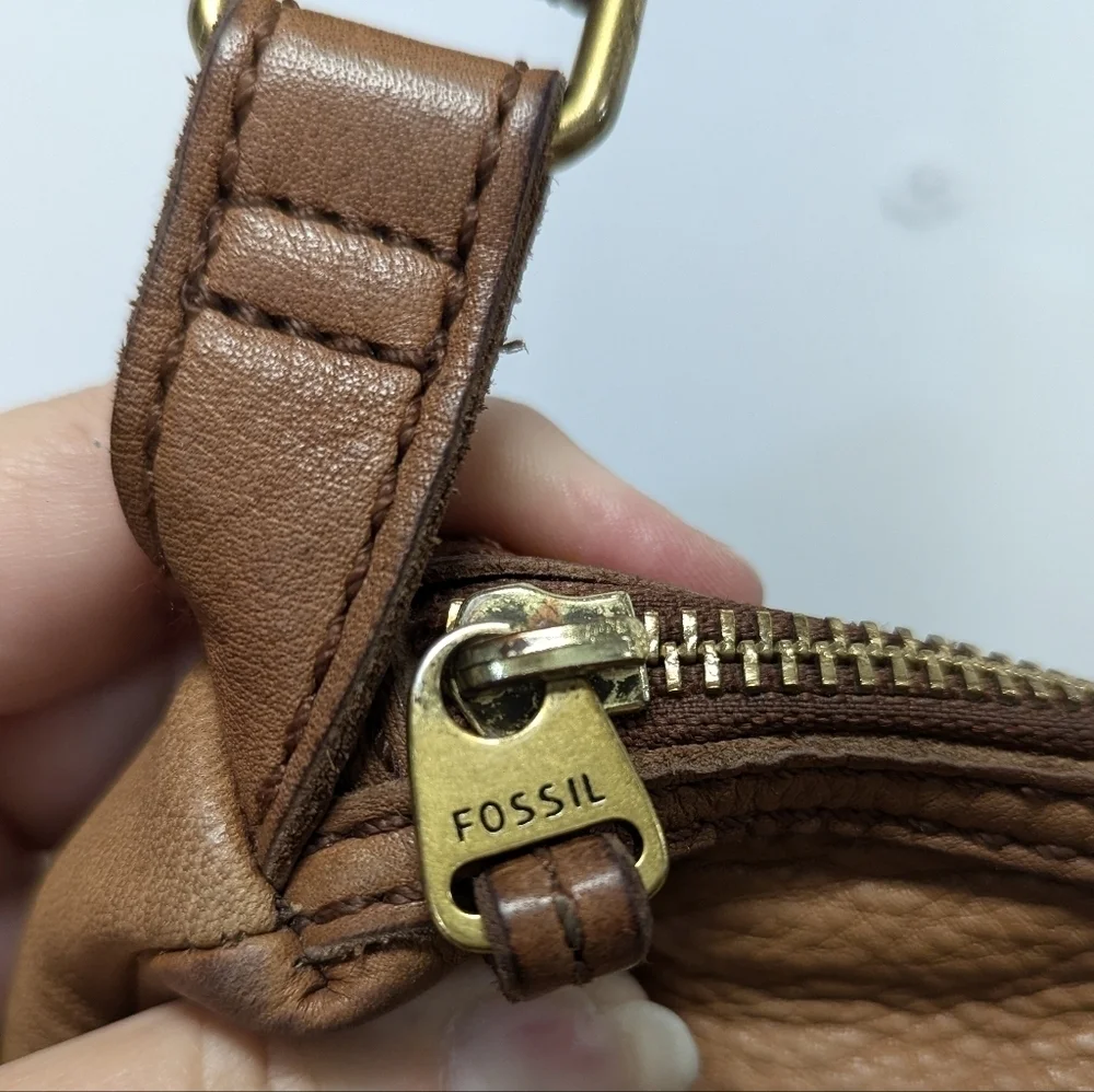 Fossil Brown Leather Crossbody Zipper Close Pockets Adjustable Strap Brass